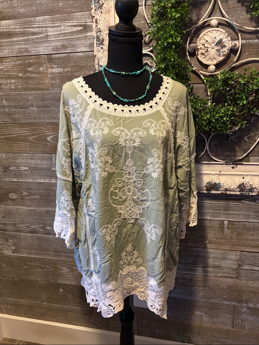 Democracy (2X) Women’s Sage Green and White Lace Embroidered Tunic Top - Picture 2 of 9